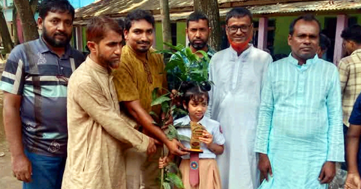 মধুপুরে বৃত্তির সাথে গাছের চারা বিতরণ আকাশী গ্রন্থাগার ও বিজ্ঞান ক্লাবের