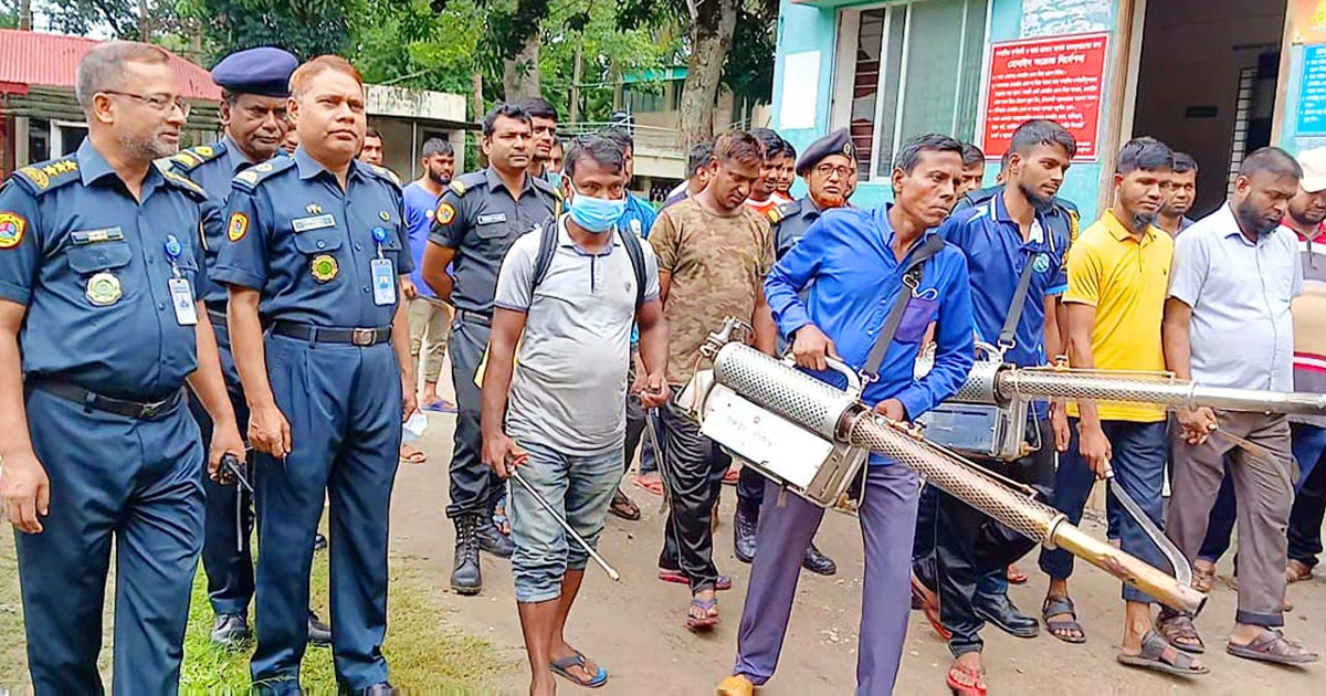 টাঙ্গাইল কারাগারের বন্দিরা মশা মারছে- করছে আঙিনা পরিষ্কার