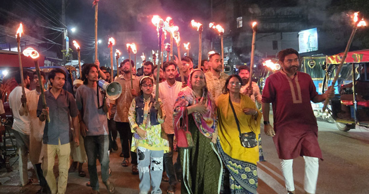 মিটফোর্ডে ব্যবসায়ী হত্যার বিচার দাবিতে নওগাঁয় ছাত্র-জনতার মশাল মিছিল