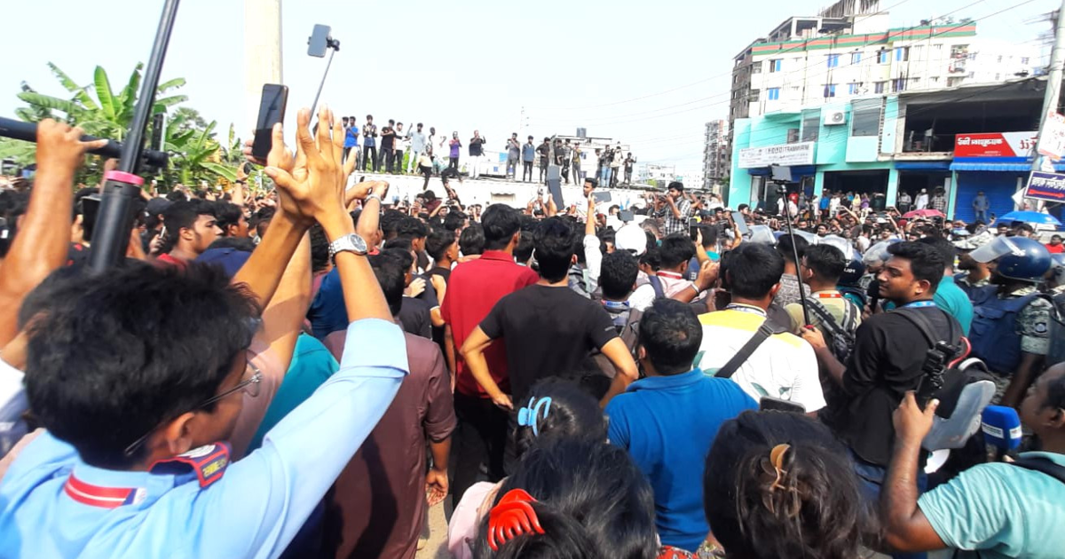 শিক্ষার্থীদের বিক্ষোভের মুখে ৫ ঘণ্টা আটকা, বেরিয়ে ফের অবরুদ্ধ দুই উপদেষ্টা