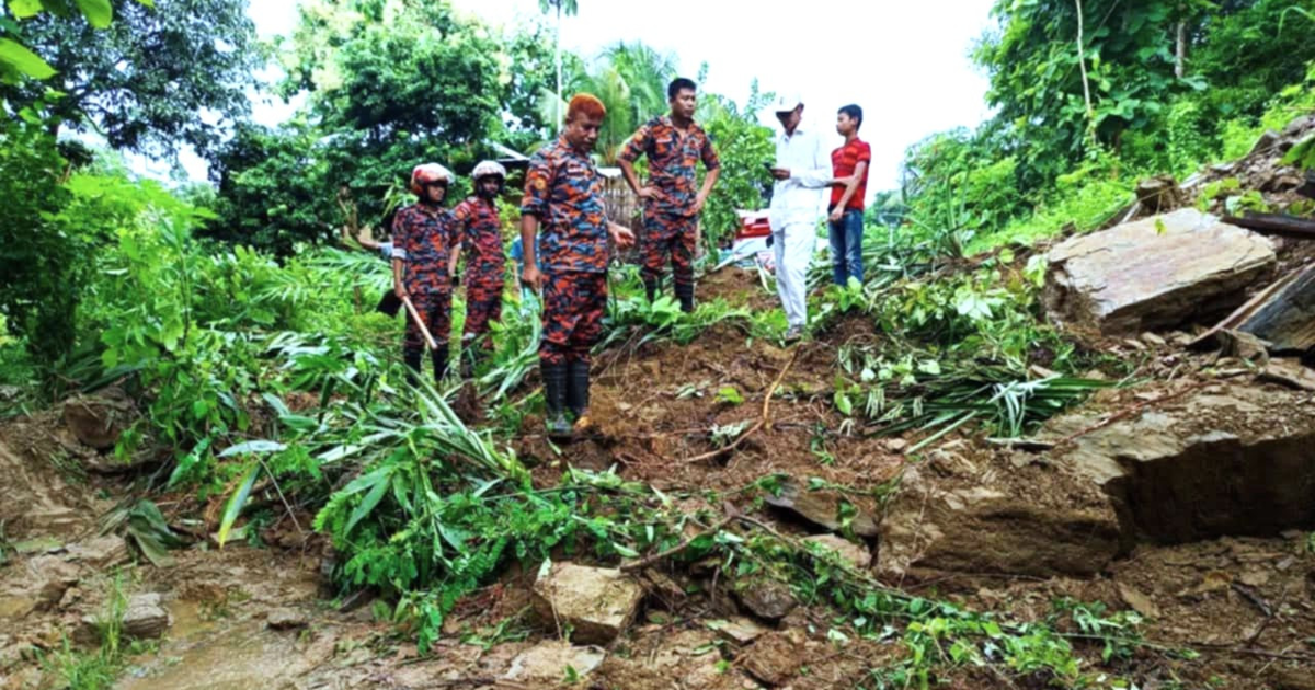 সাজেকে পাহাড় ধস - ৪২৫ পর্যটক আটকা