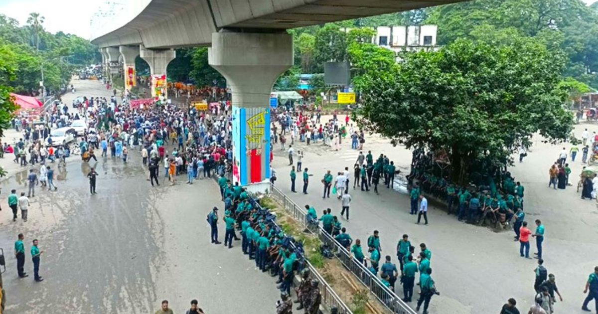 জুলাই সনদ বাস্তবায়নের দাবিতে শাহবাগে সড়ক অবরোধ
