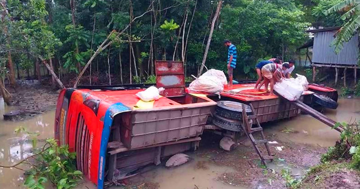 পটুয়াখালী বাউফলে যাত্রীবাহী বাস নিয়ন্ত্রণ হারিয়ে পুকুরে - আহত ১০