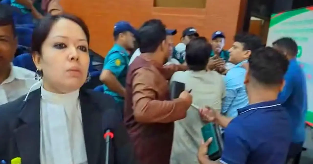 ইসিতে রুমিন ফারহানা ও এনসিপি নেতার মধ্যে হাতাহাতি