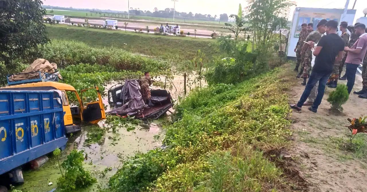 মোহনপুরে সেনাবাহিনীর গাড়িতে ট্রাকের ধাক্কায় আহত ৮