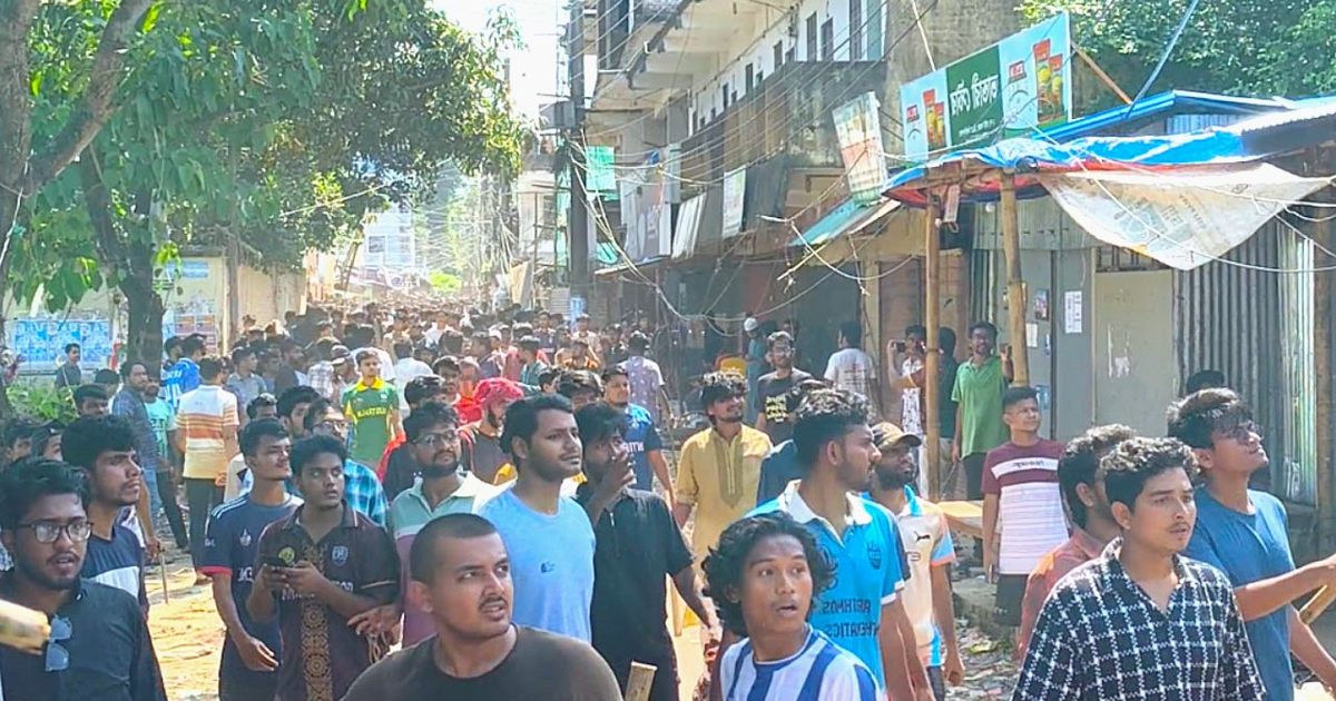 চট্টগ্রাম বিশ্ববিদ্যালয়ে শিক্ষার্থী-স্থানীয় সংঘর্ষে উত্তেজনা