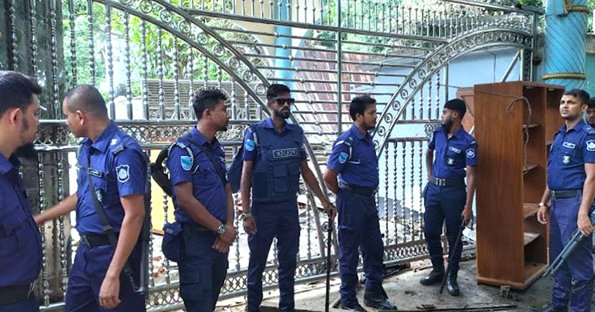 নুরাল পাগলার কবর পুড়িয়ে দেওয়ার ঘটনায় গ্রেপ্তার ৫