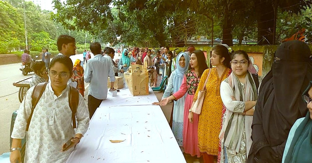ঢাকা বিশ্ববিদ্যালয়ে চলছে ডাকসু ও হল সংসদ নির্বাচনের ভোটগ্রহণ