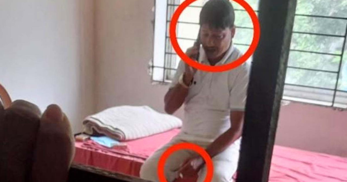 হাজতে সিগারেট হাতে মোবাইলে কথা বলছেন বিএনপির সাবেক নেতা