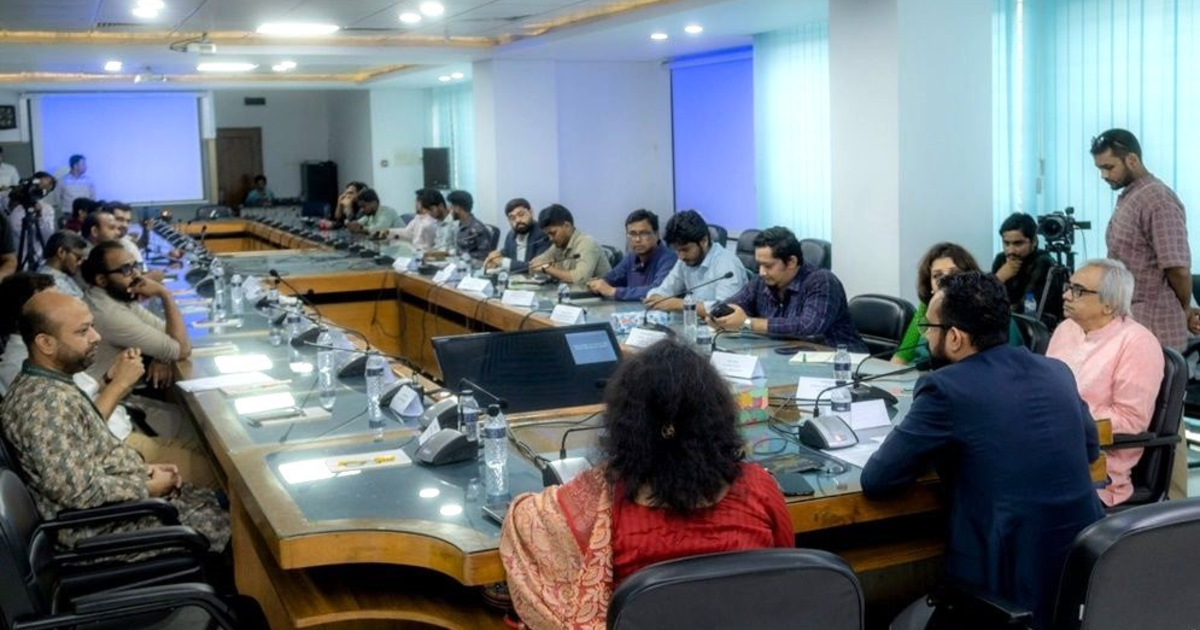 ‘সন্ধিক্ষণে বাংলাদেশ’ গোলটেবিল বৈঠকে রাজনীতি ও নীতি নিয়ে আলোচনা