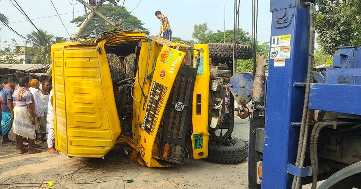 বাঁশবোঝাই ট্রাকচাপায় পাবনায় দুই শিক্ষার্থীসহ নিহত ৩