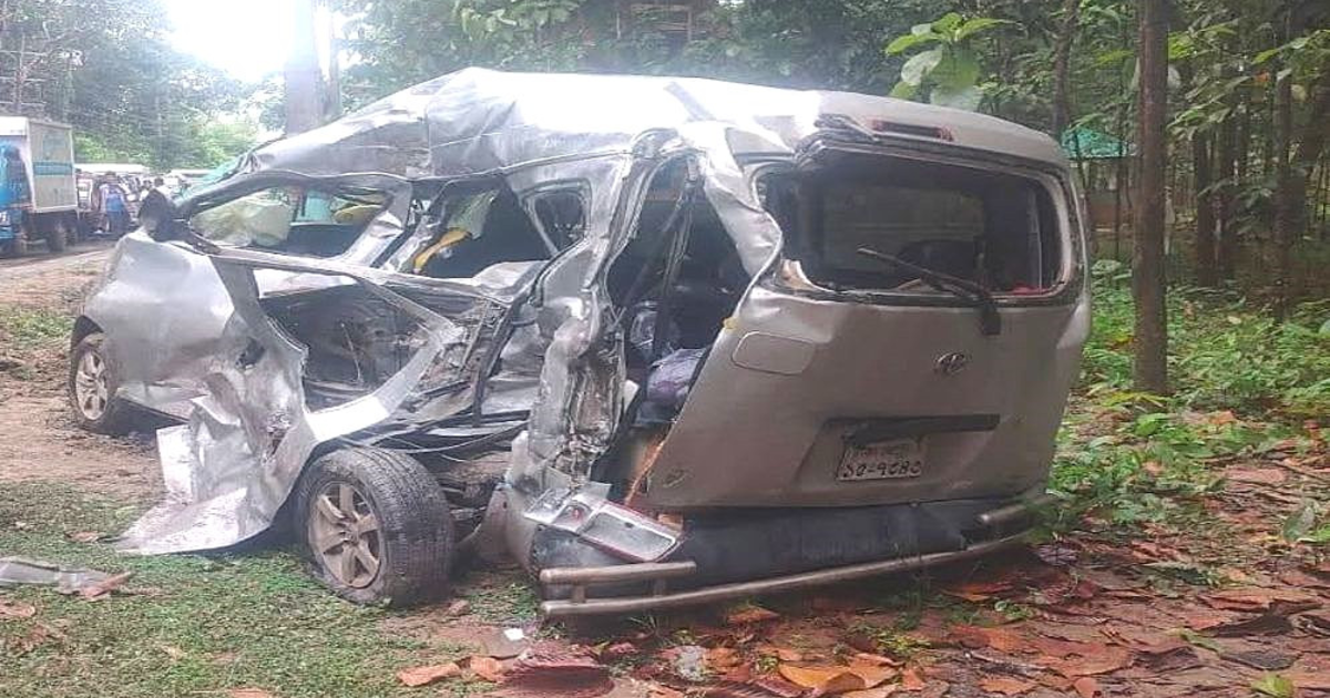 চকরিয়ায় বাস-মাইক্রোবাস সংঘর্ষে একই পরিবারের ৫ জনের মৃত্যু