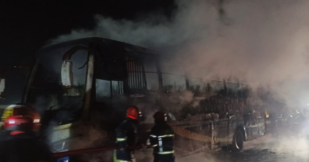 গভীর রাতে চলন্ত বাসে আগুন, অল্পের জন্য বেচেঁ গেল যাত্রীরা