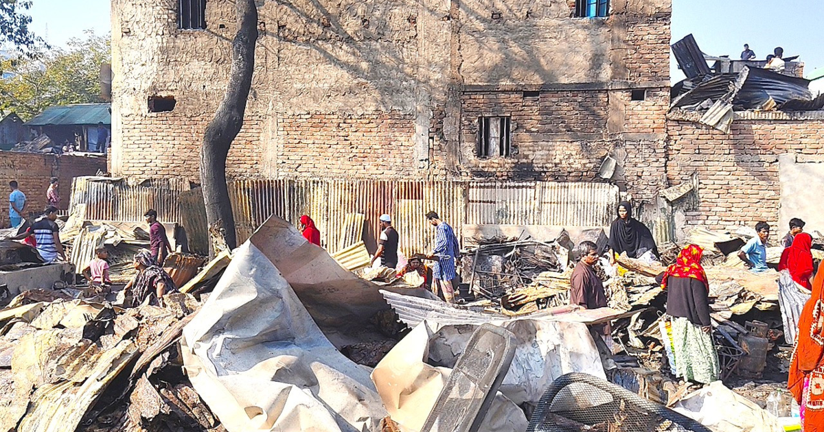 কড়াইল বস্তির ভয়াবহ অগ্নিকাণ্ডে নিঃস্ব দেড় হাজারেরও বেশি পরিবার