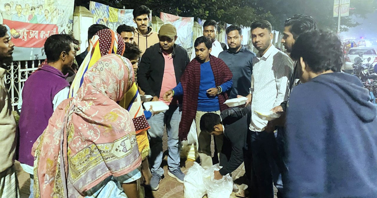 ঢাবিতে বেগম খালেদা জিয়ার সুস্থতা কামনায় দোয়া ও খাবার বিতরণ