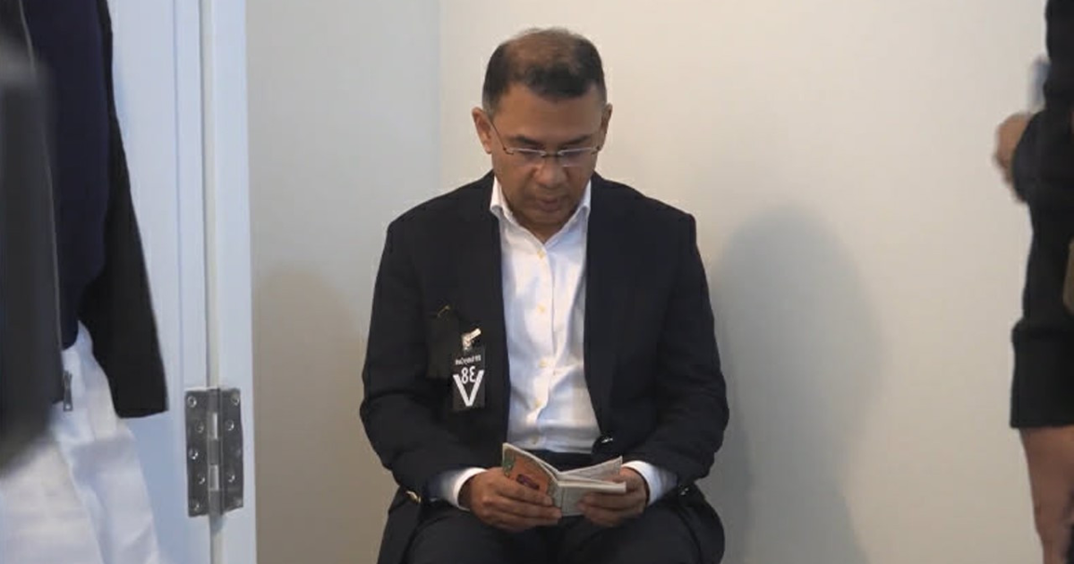 মায়ের কফিনের পাশে  কোরআন তেলাওয়াত তারেক রহমানের