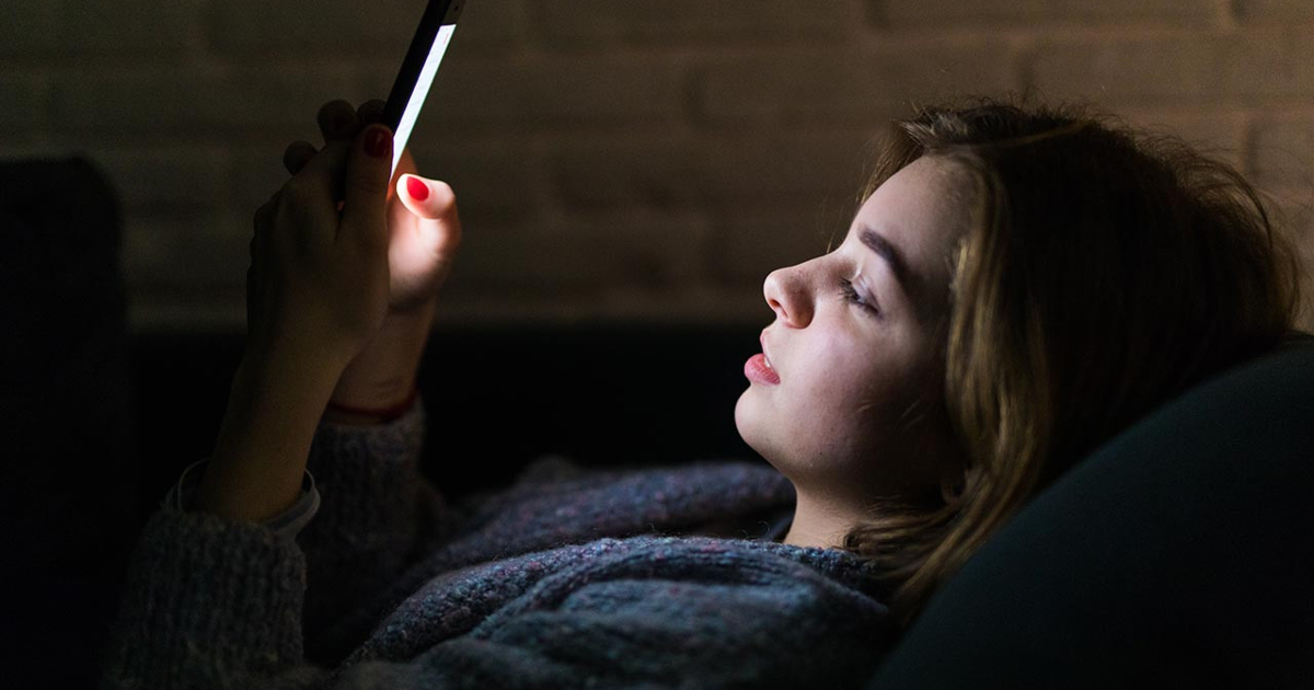 ঘুমের আগে স্মার্টফোন ব্যবহার করেন? জেনে নিন কী ক্ষতি হয়