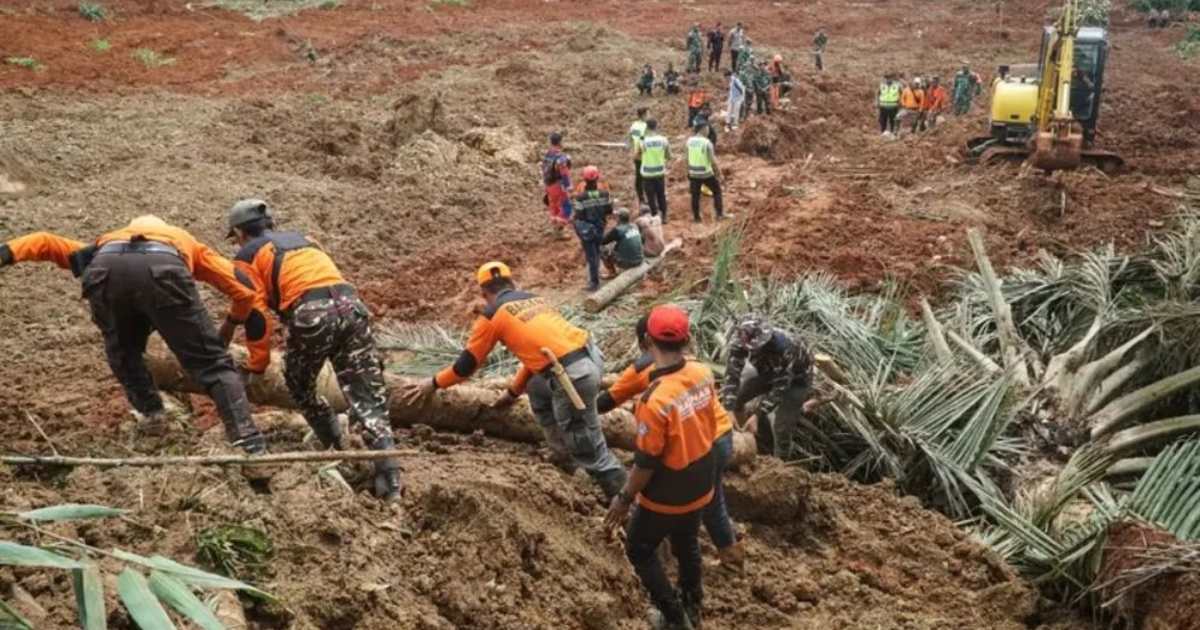 পাহাড় ধসে বিপর্যস্ত ইন্দোনেশিয়া, নিহত ৭, নিখোঁজ ৮২