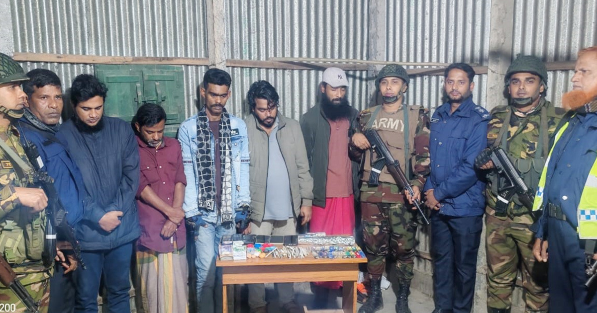 মধুপুরে যৌথ বাহিনীর অভিযানে ৫ মাদক ব্যবসায়ী আটক