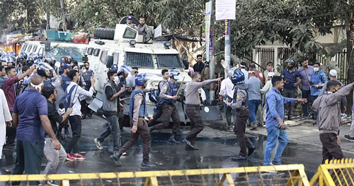 যমুনার সামনে সরকারি কর্মচারী-পুলিশ সংঘর্ষ, আহত ডিসি মাসুদসহ কয়েকজন