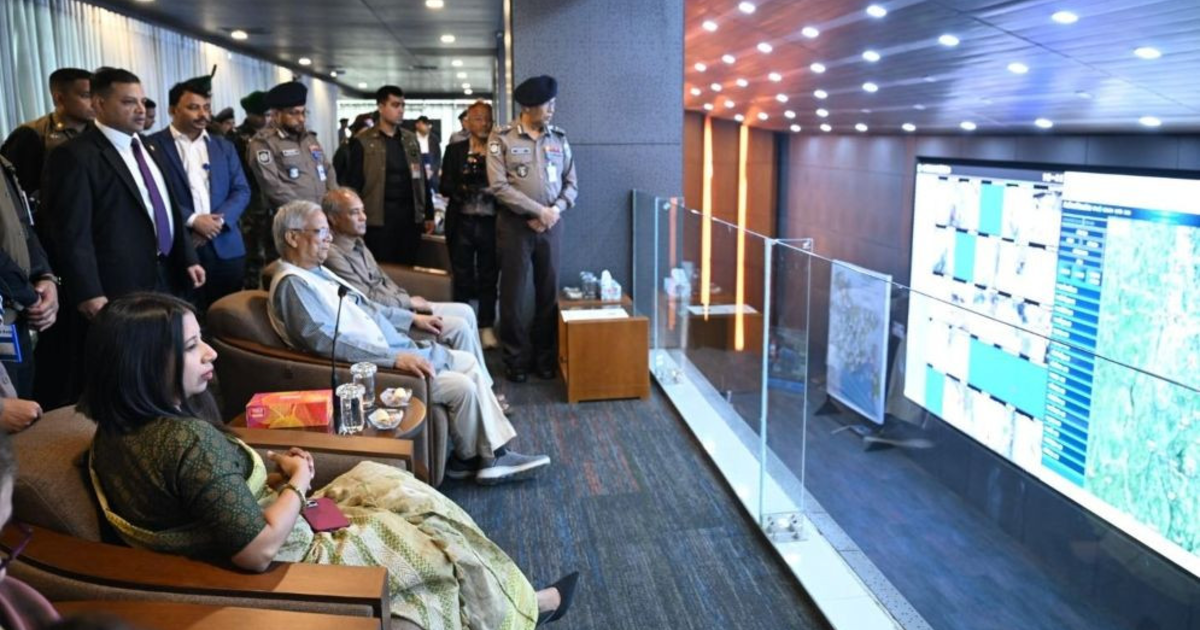 নির্বাচন ২০২৬: নিয়ন্ত্রণ কক্ষ থেকে ভোট পরিস্থিতি দেখলেন প্রধান উপদেষ্টা