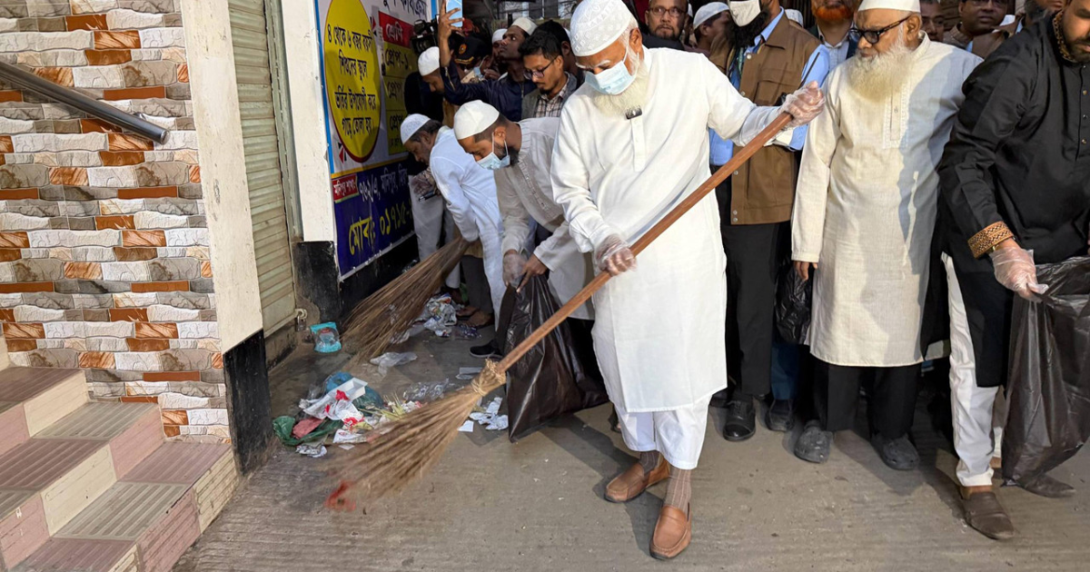 ফজরের নামাজের পর সড়ক পরিষ্কার করে দিন শুরু করলেন ডা. শফিকুর রহমান