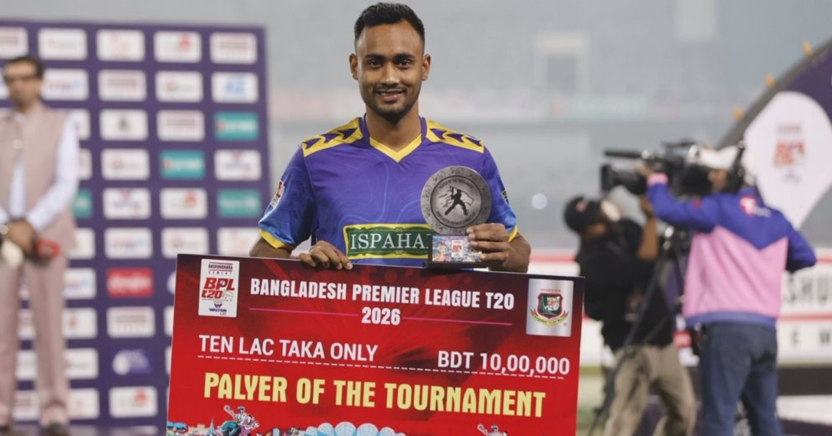 প্রতিশ্রুতি রক্ষা করে বিপিএলের টুর্নামেন্ট সেরার টাকা মাঠকর্মীদের দিলেন শরিফুল