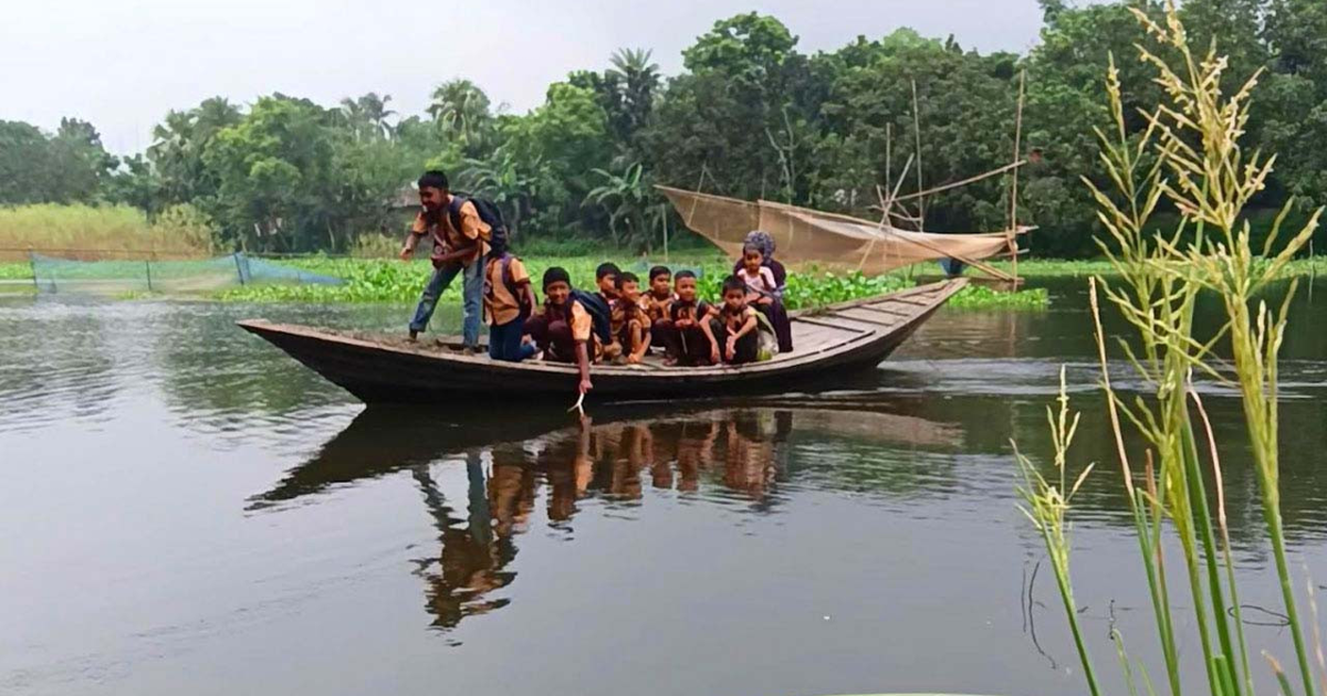 রাজশাহীতে স্কুলে যেতে রশি টানা নৌকা শিক্ষার্থীদের একমাত্র ভরসা