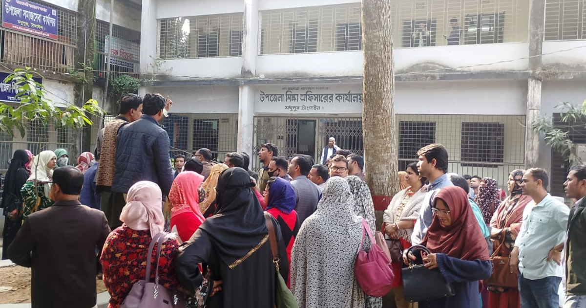 মধুপুরে সহকারী শিক্ষকদের অনড় অবস্থানে পরীক্ষা বাতিল