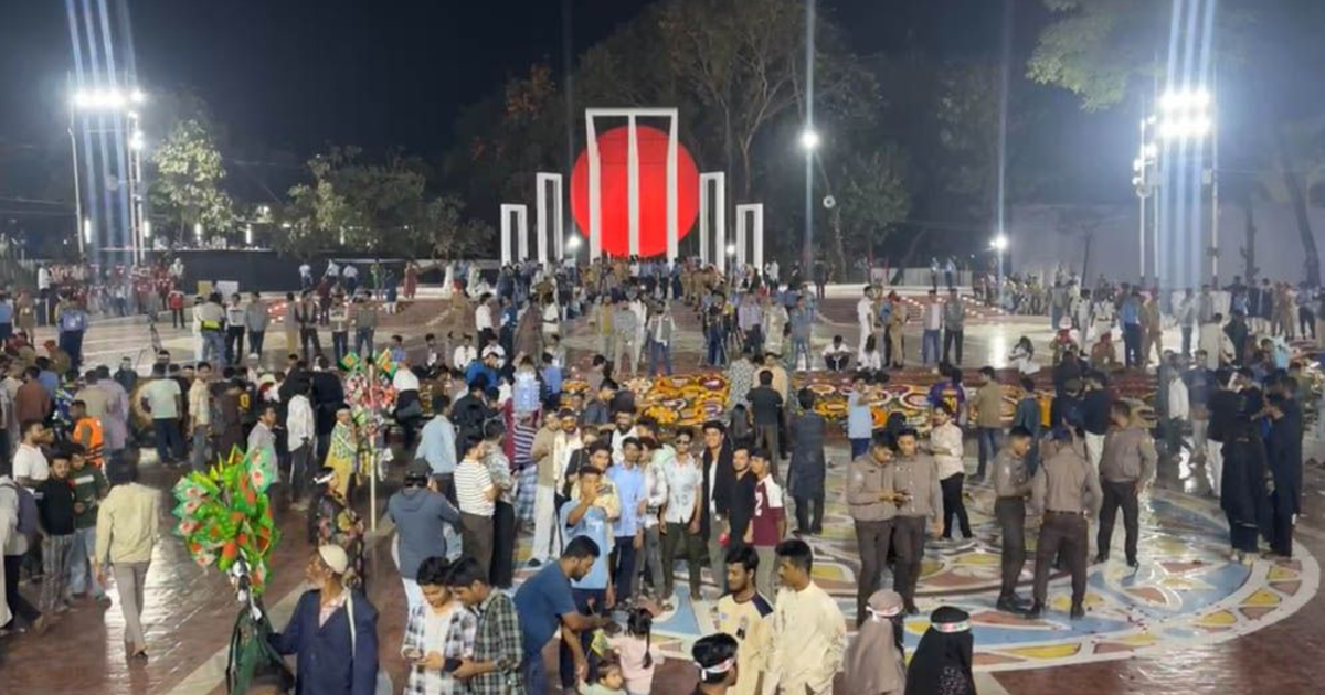 ২১ ফেব্রুয়ারি কেন্দ্রীয় শহীদ মিনারে জনতার ঢল, সর্বস্তরের শ্রদ্ধা নিবেদন