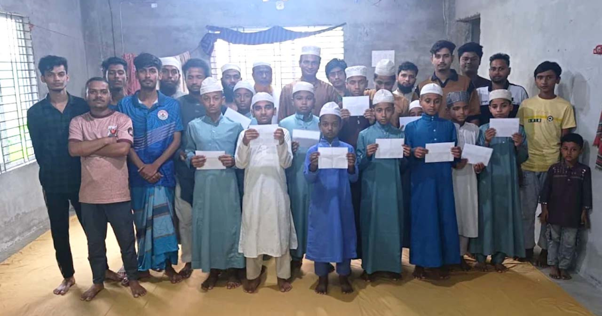 কালিহাতীতে গরিব-অসহায়দের নগদ অর্থ ও ঈদ উপহার সামগ্রী বিতরণ