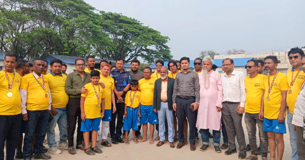 যমুনার বালুচরে সাংবাদিকদের প্রীতি ফুটবল ম্যাচ অনুষ্ঠিত